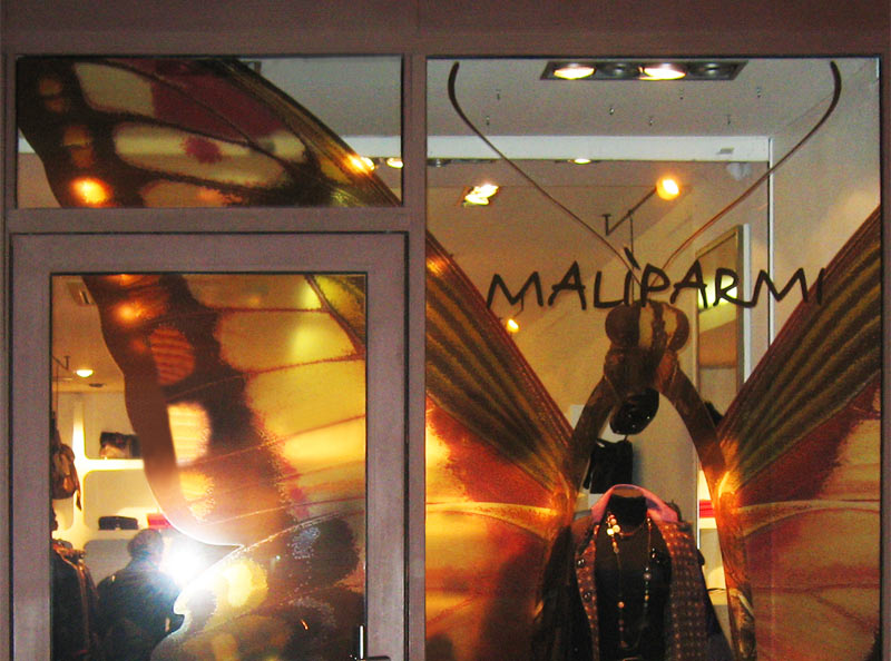 Décor adhésif numérique sur vitrine de boutique MALIPARMI